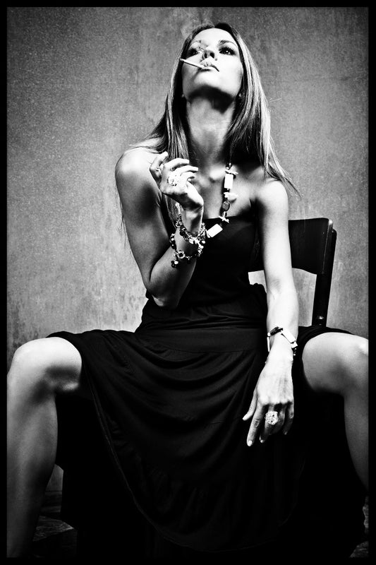  Kvinde ryger sort og hvid plakat
